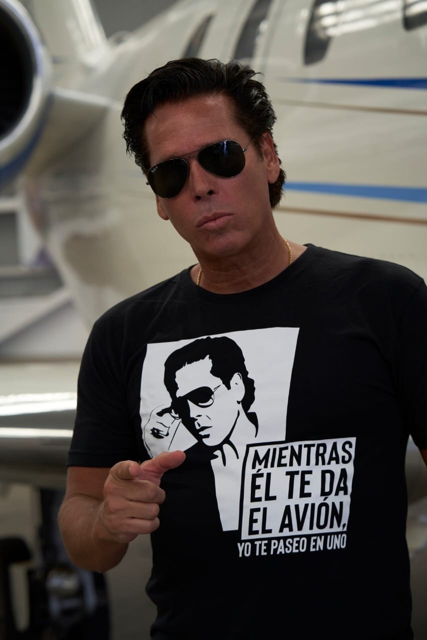 Playera Mientras el te da el Avión Cuello Redondo